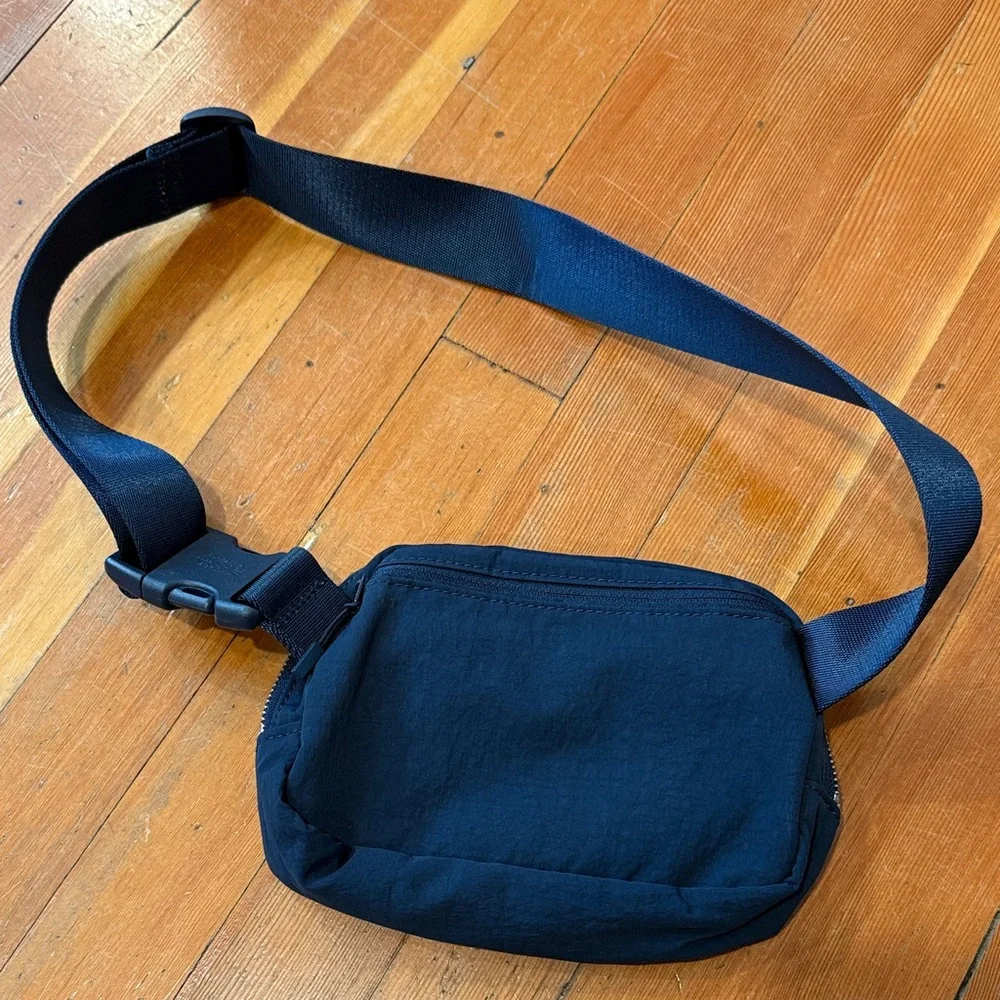 lululemon athletica Navy Blue Belt Bag with Silver Logo - Picture 3 of 3